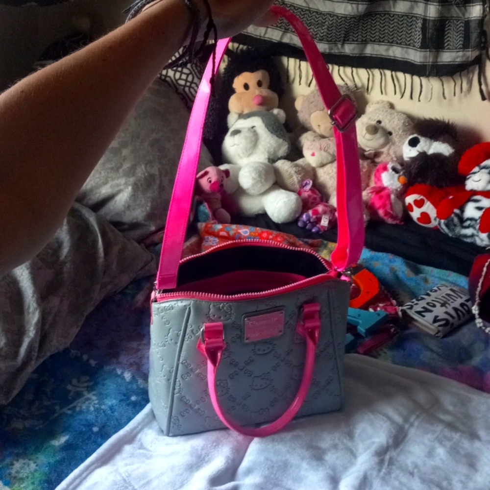 Hello Kitty Purse - Picture 4 of 4